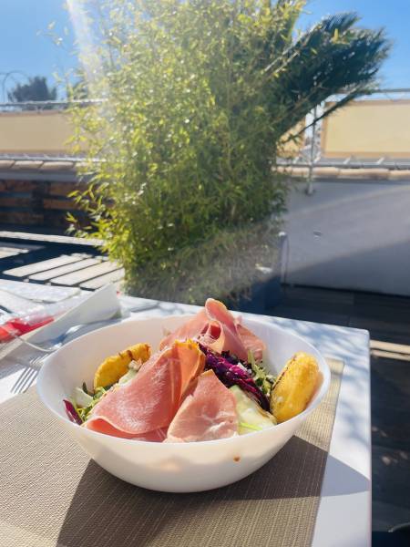 Salade de chèvre chaud et jambon de parme