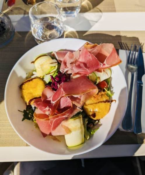 Salade de chèvre chaud et jambon de parme